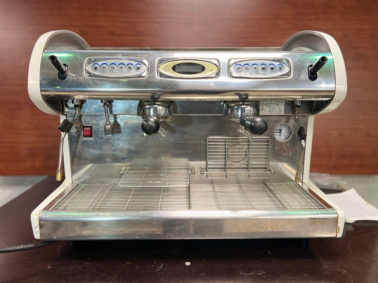 Пресостат некорректно контролировал давление. Произвели замену